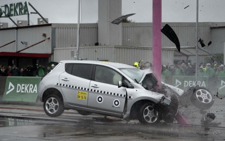 crash test by dekra, Nissan Leaf e-car